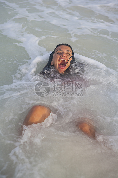 墨西哥金塔纳罗奥市的少女在海水中大笑图片