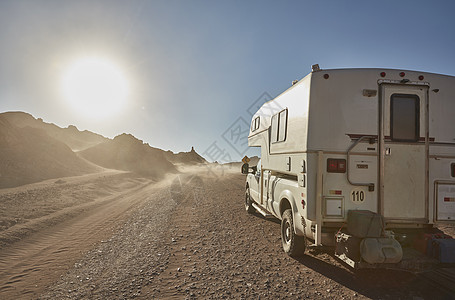 停在智利圣佩德罗德阿塔卡马沙漠土路上的露营车图片