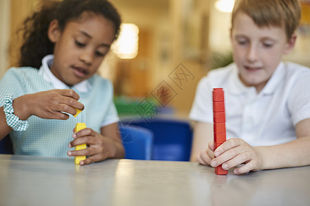 小学课堂上玩积木玩具的男女学生图片