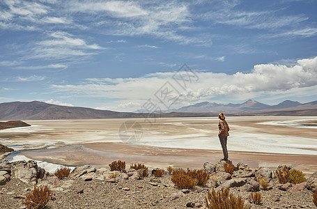 妇女站在石头上看风景纳波托西玻利维亚南美洲图片