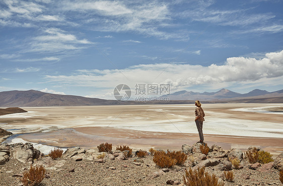 妇女站在石头上看风景纳波托西玻利维亚南美洲图片