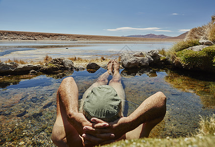 男子在水池里SalardeChiguanaChiguanaPotosi玻利维亚南美洲图片
