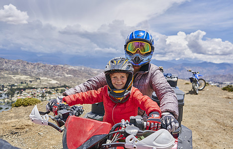 母亲和儿子骑着四轮自行车到达山顶上拉巴斯玻利维亚南美洲图片