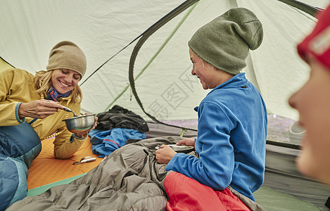 母子在帐篷中端着碗吃饭拉巴斯玻利维亚南美洲图片