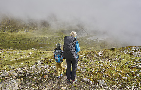 母亲和儿子站在山上拉巴斯玻利维亚南美洲图片