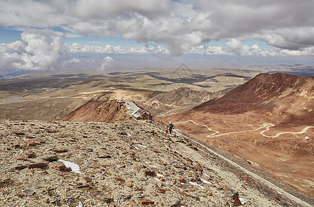 母亲和儿子走在山上的背影卡尔塔亚拉巴斯玻利维亚南美洲图片
