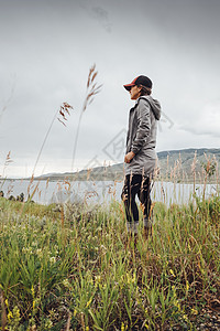 美国科罗拉多州西尔弗索恩一名年轻女子站在狄龙水库附近看着风景图片