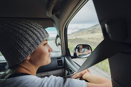 坐在车里的年轻女士看着汽车窗外的风景美国科罗拉多州银索恩图片