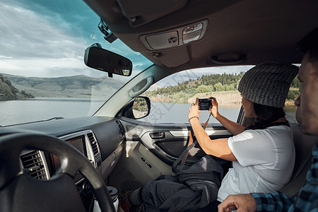 美国科罗拉多州西尔弗索恩一对夫妇坐在车里一名年轻女子透过车窗拍照图片