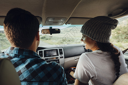 汽车中的夫妇公路旅行后视银角美国科罗拉多州图片