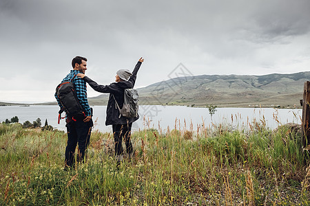 站在美国科罗拉多州河边的一对夫妇图片