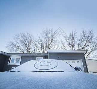 在挡风玻璃上被雪所吸引的笑脸图片