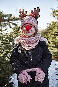 圣诞树林红鼻子的女孩图片