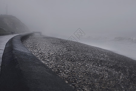 雾中的海墙图片