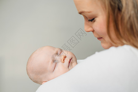 睡在母亲怀抱的婴儿女孩图片