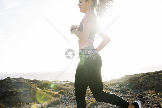 年轻女子在山上跑步图片