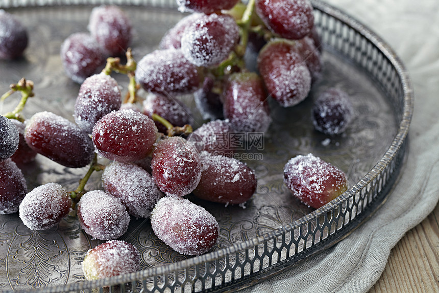 盘托上糖霜冻黑葡萄