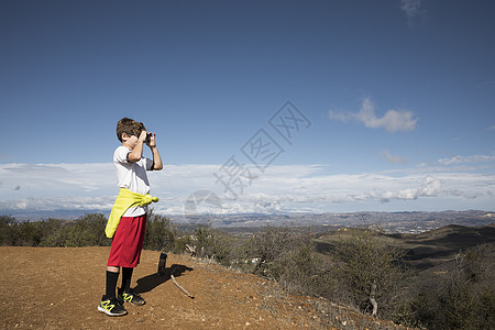 在美国加利福尼亚州千橡树山丘用相机探险的男孩图片