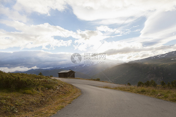 挪威奥普兰州洛美公园山区的农村公路图片