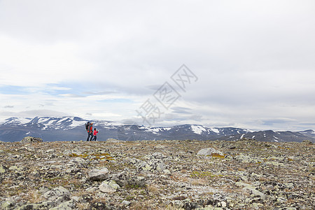 挪威奥普兰洛美佐敦海门公园带着儿子远足的男人在看风景图片