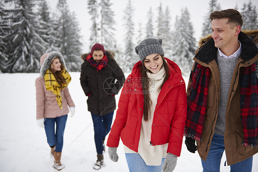 朋友在雪中行走图片