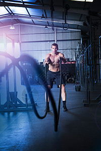 男子在健身锻炼使用战斗绳图片