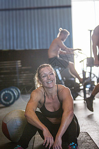 一群人在健身房锻炼女人坐在前台图片