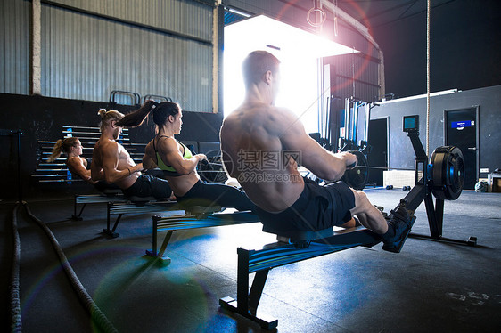 健身房一群人使用划船机锻炼图片