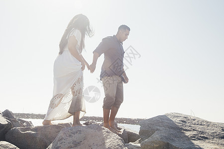 海边一对夫妇手牵手图片