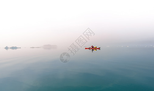 雾中的驾驶海皮艇的人格陵兰图片
