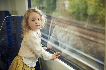 女幼儿在火车上的肖像图片