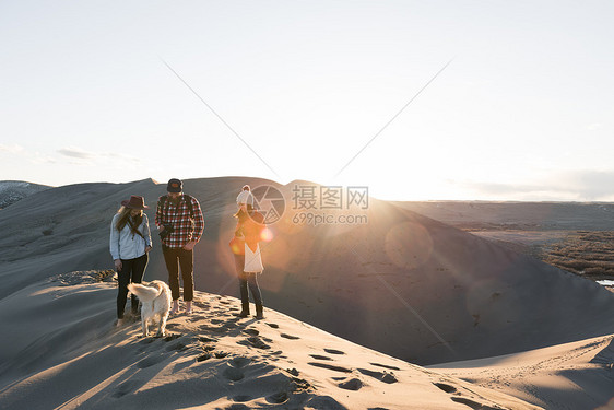 美国爱达荷州站在沙丘上的一群朋友图片