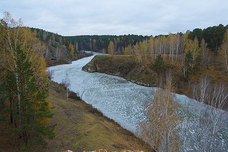 俄罗斯伊万克基斯洛坎秋天的森林和河流景观图片