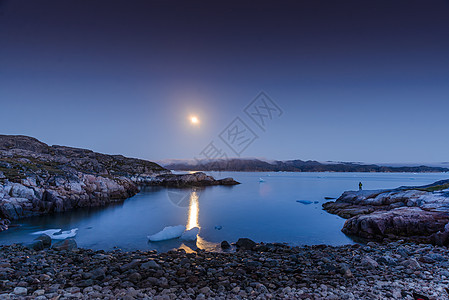 海面上月亮的倒影格陵兰韦斯哥伦纳尔萨克图片