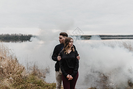 年轻情侣在烟雾云前向远看渥太华加拿大图片