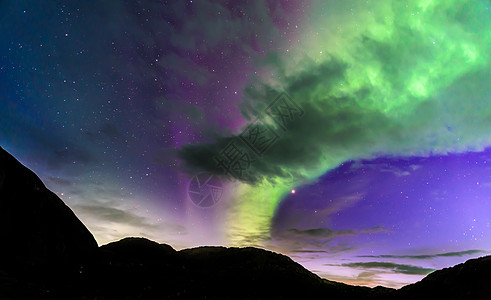 位于格陵兰韦斯哥伦纳萨克山丘的极光图片