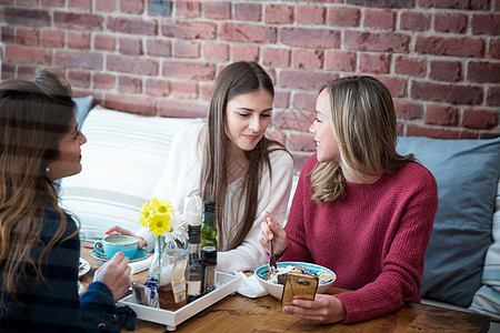 三个女人坐在咖啡馆一起聊天图片
