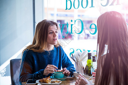 两个女人坐在咖啡馆聊天图片