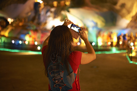在马来西亚吉隆坡巴图洞穴拍摄灯光装饰照片的旅游者图片