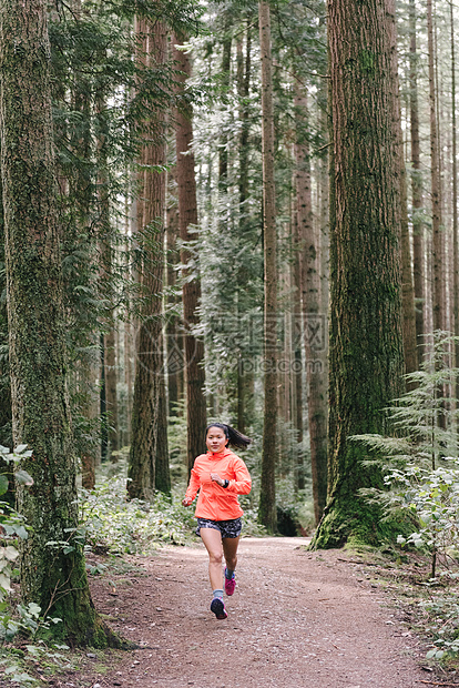 在加拿大温哥华森林中奔跑的妇女图片