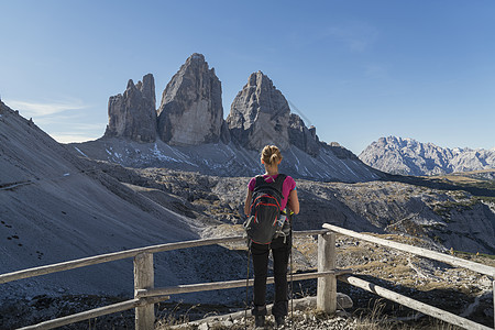意大利维内托州坎佩索市附近站在山上观景台远望的女人图片