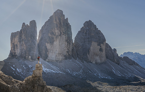 意大利维内托州坎佩索市附近的站在岩石上的人图片