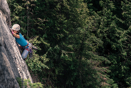 加拿大斯夸米什女人攀岩食物高角度视野图片
