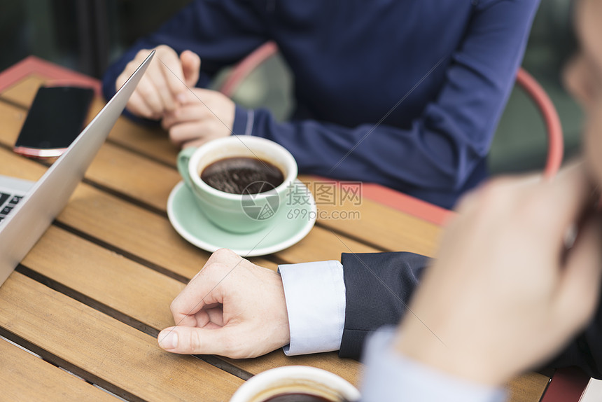 商界人士小组在室外咖啡馆聊天图片