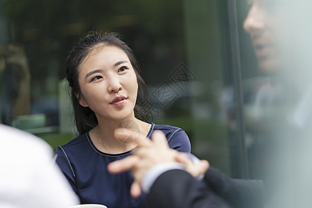 商界人士小组在室外咖啡馆聊天图片