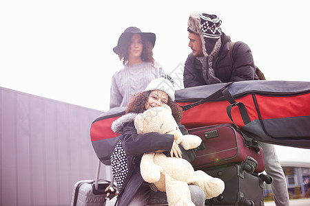 女孩和父母骑着行李车高清图片
