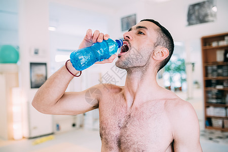男人用水瓶饮背景图片