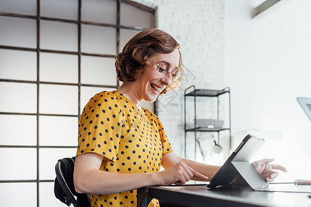 手摸着平板电脑微笑的女商人图片