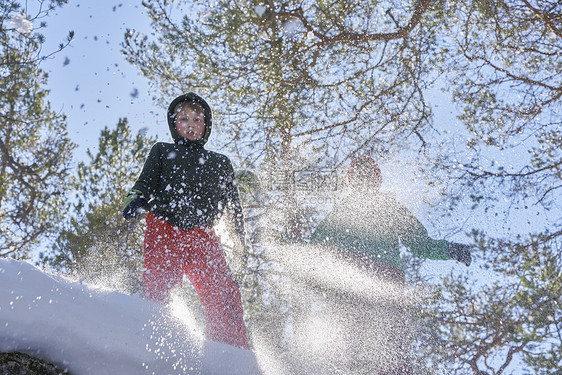 两个男孩在滑雪图片