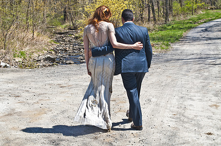 新婚夫妇在路上散步图片